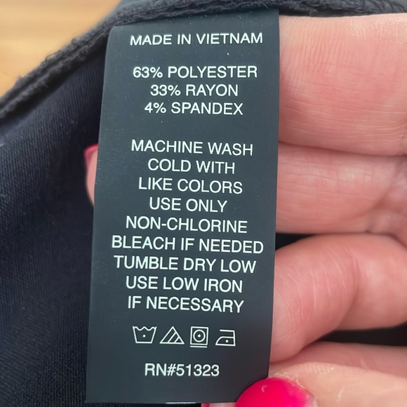 Vince Camuto black pants. Size 10/ Inseam 31”. Pre-worn/ pre-loved condition - Picture 10 of 10